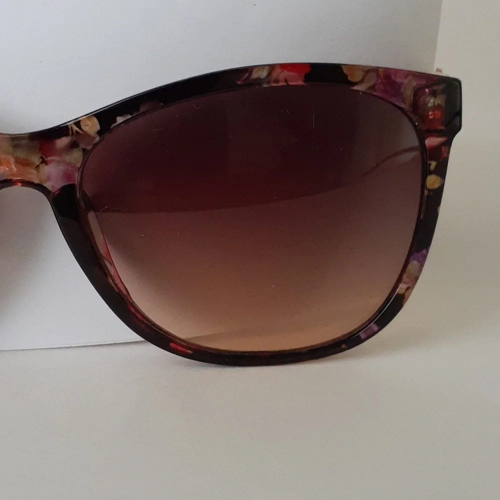 Revlon Women Sunglasses Floral Black Gold Color frame NWT